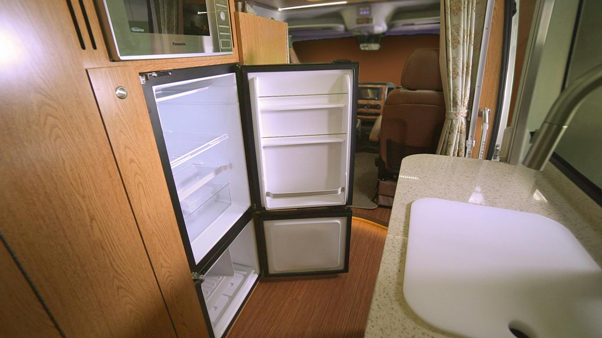 outlander-fridge01 Van