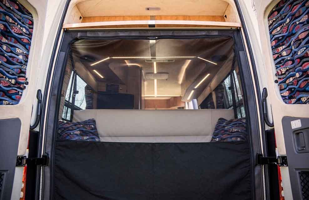 Rear-Screen Van